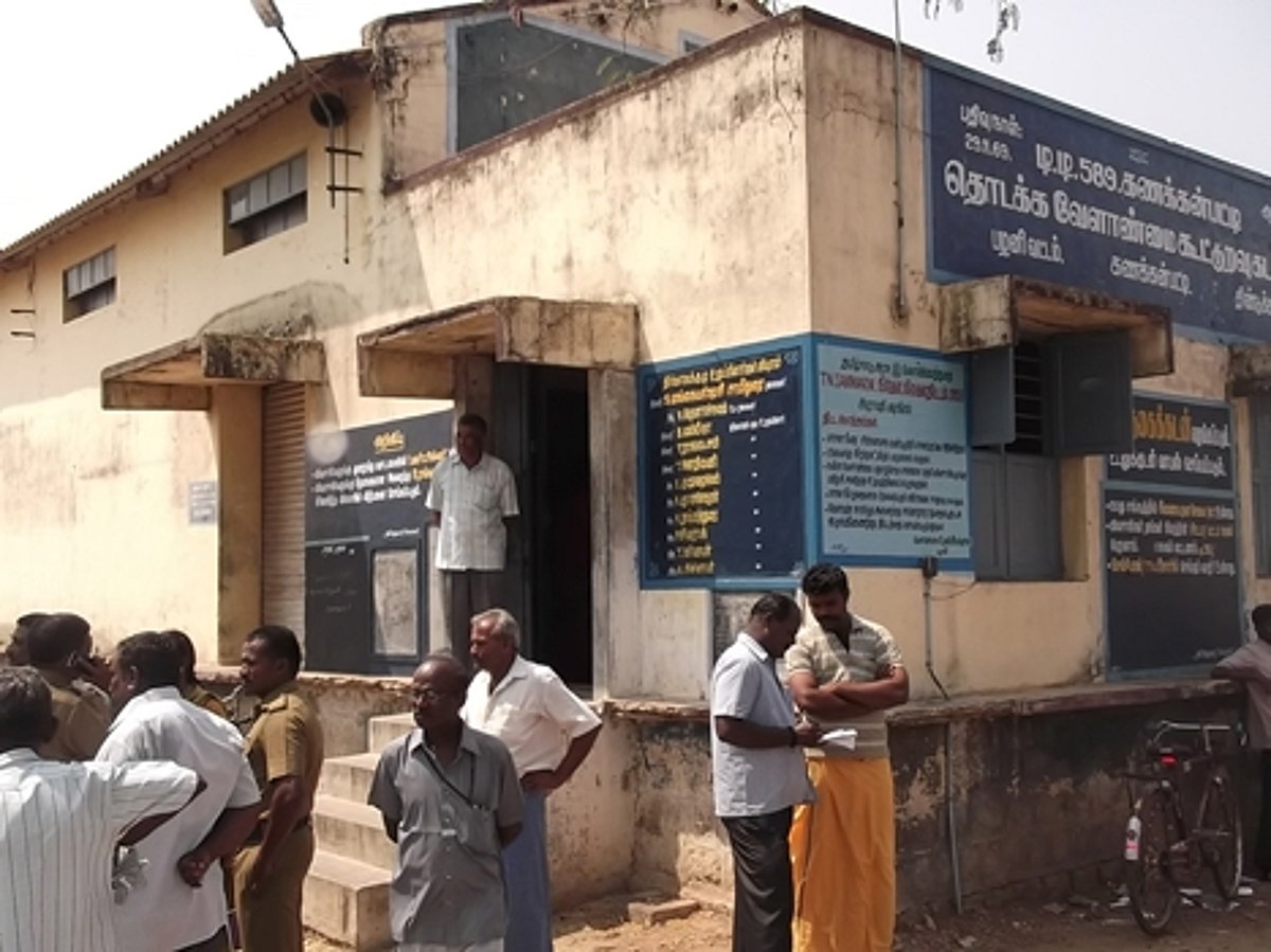 பழனி அருகே வங்கி காவலாளியை கொன்று கொள்ளை முயற்சி: 1,500 பவுன் நகைகள் தப்பியது